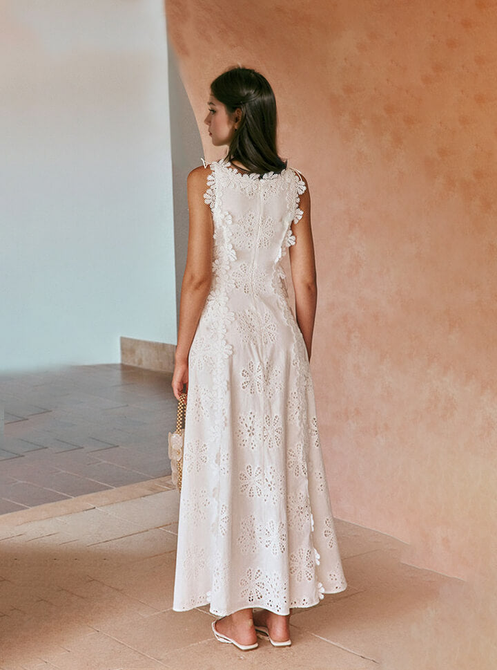 Delicato Abito Maxi con Pizzo e Lacci Laterali