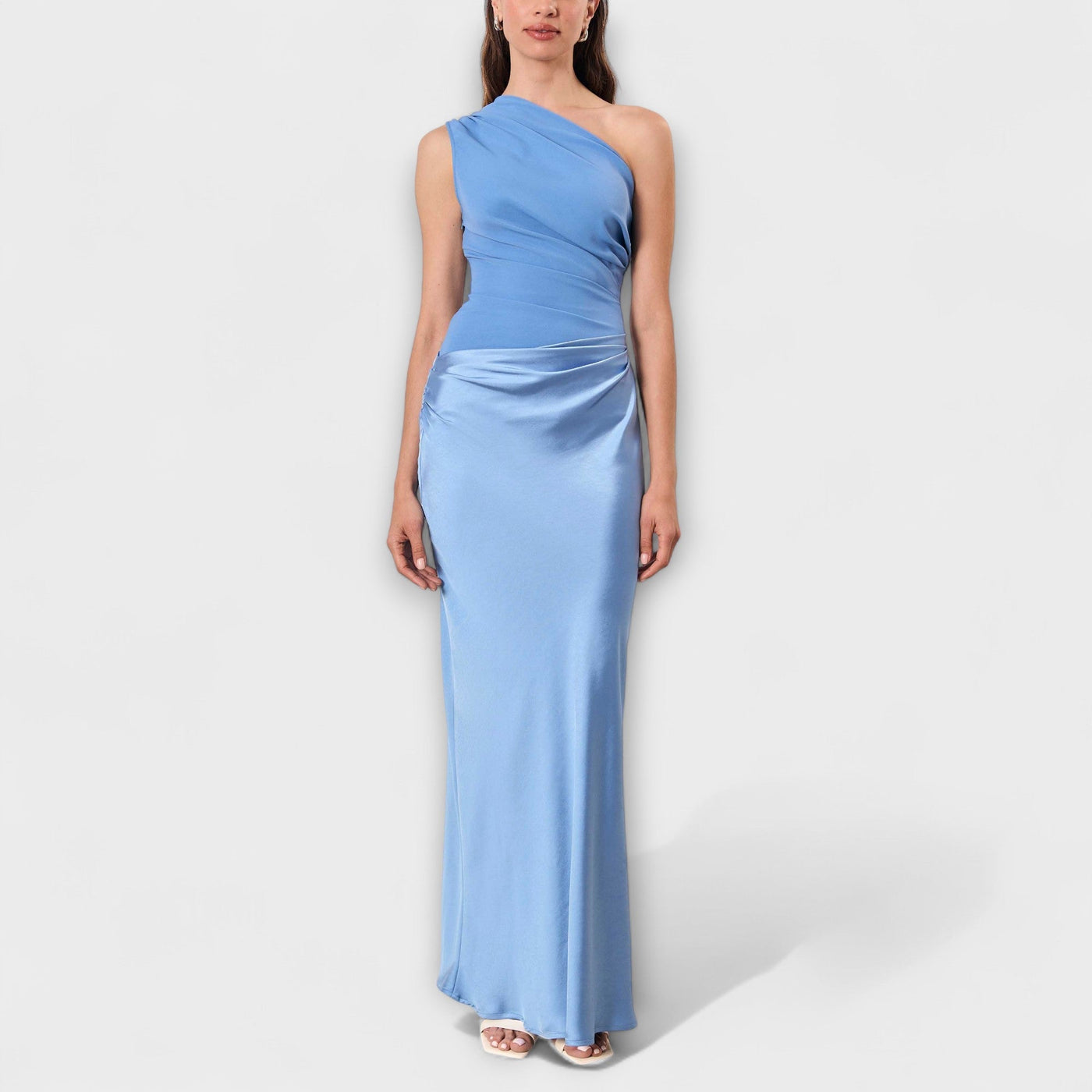 Elegante abito maxi a pieghe con spalla unica