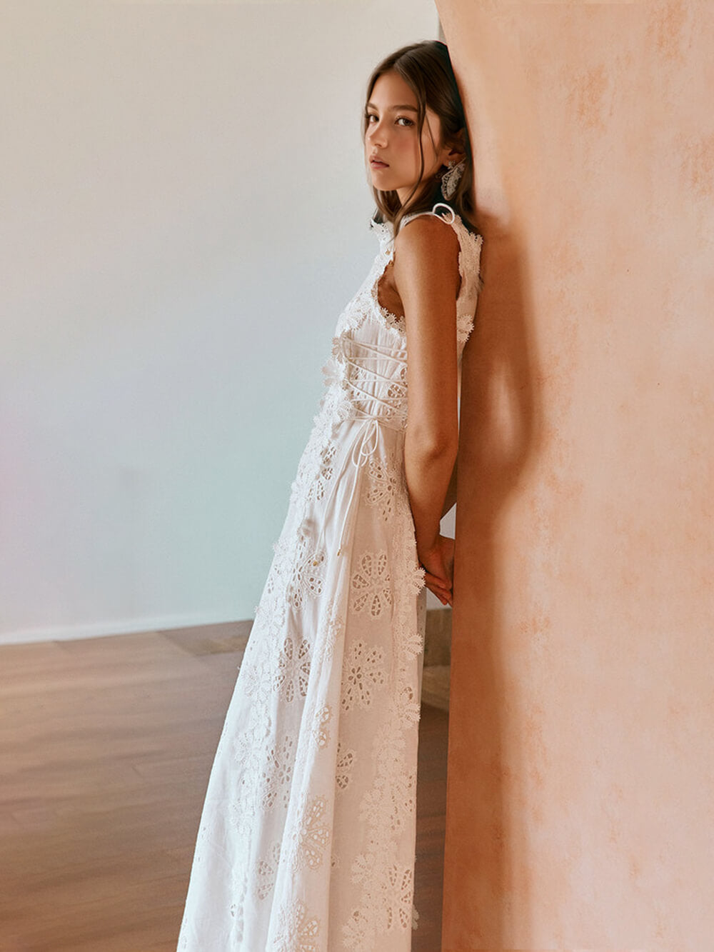 Delicato Abito Maxi con Pizzo e Lacci Laterali