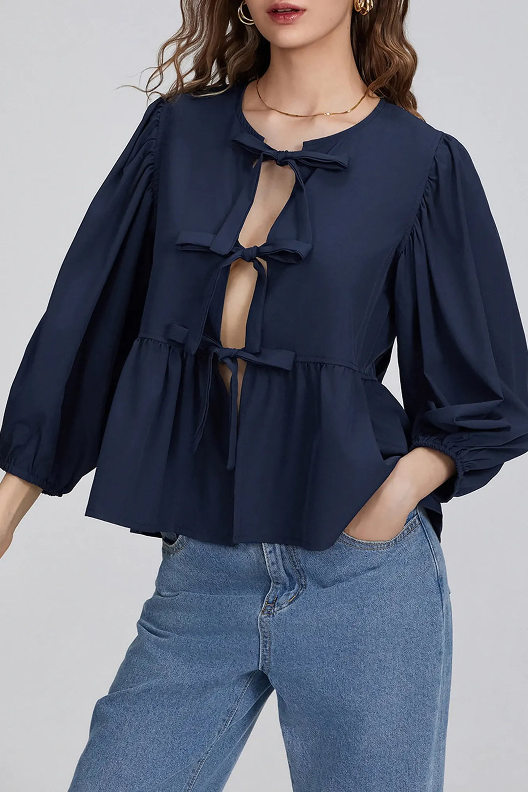 Sofia™ | Blusa con maniche a sbuffo, peplum e fiocchetti