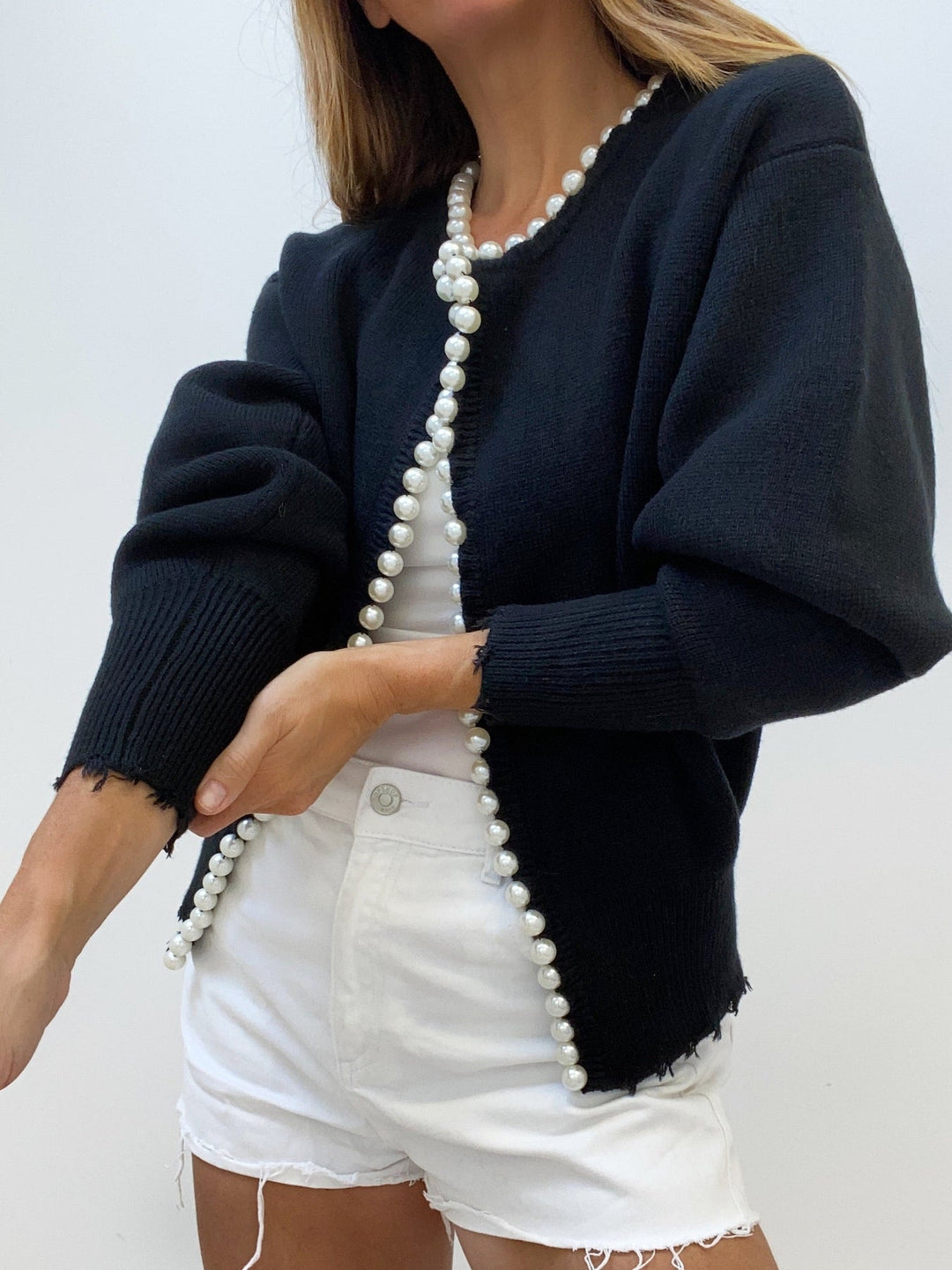 Cardigan con Orlo Strappato e Rifinitura in Perle