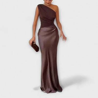 Elegante abito maxi a pieghe con spalla unica