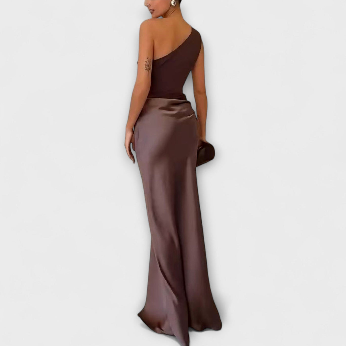 Elegante abito maxi a pieghe con spalla unica