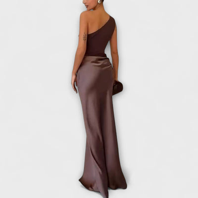 Elegante abito maxi a pieghe con spalla unica