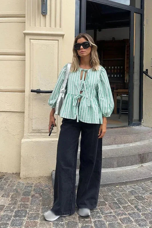 Sofia™ | Blusa corta a peplum con maniche a sbuffo e strisce verdi, decorata con fiocchetti